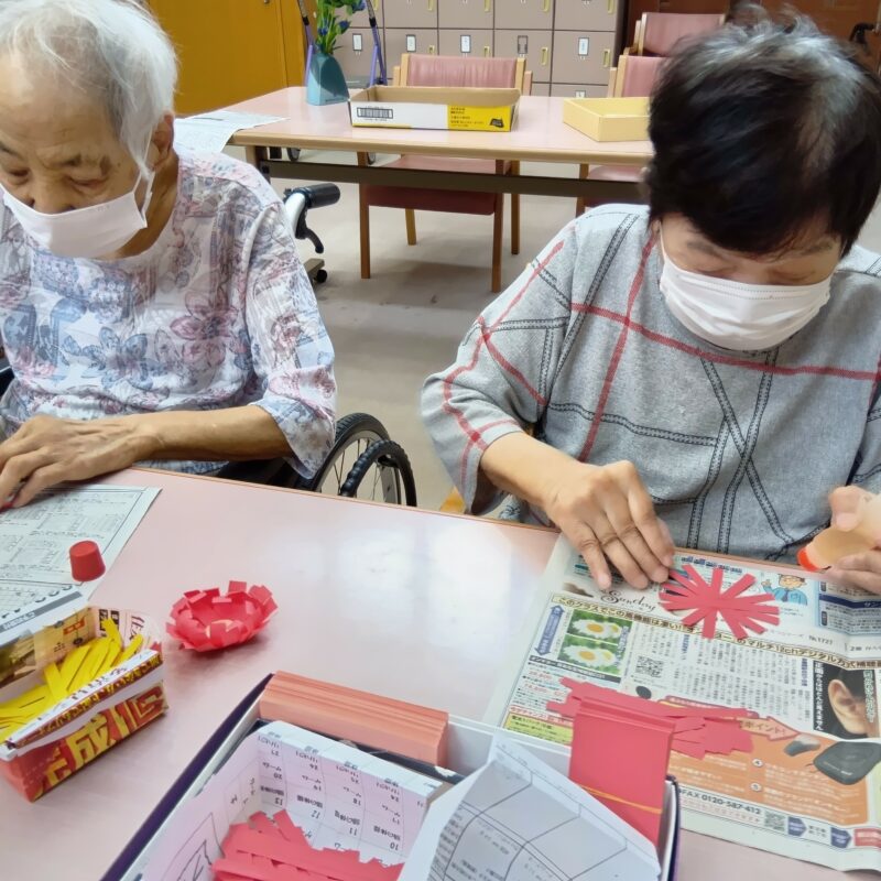 岩村デイサービスで壁飾りづくり！