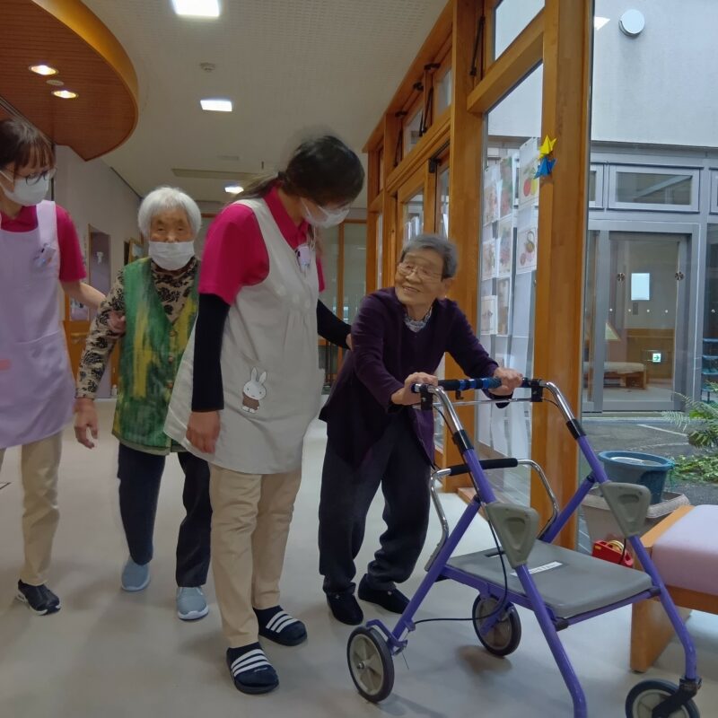岩村デイサービス歩行訓練の様子