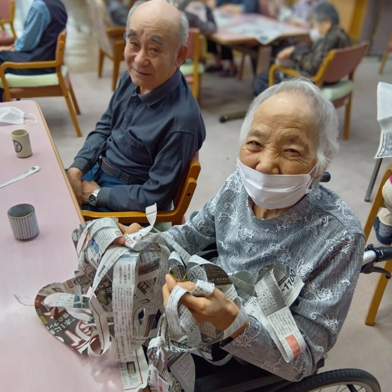 岩村デイサービス　新聞びりびりゲーム📰