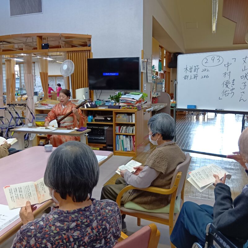 岩村デイサービスで三味線を披露していただきました。