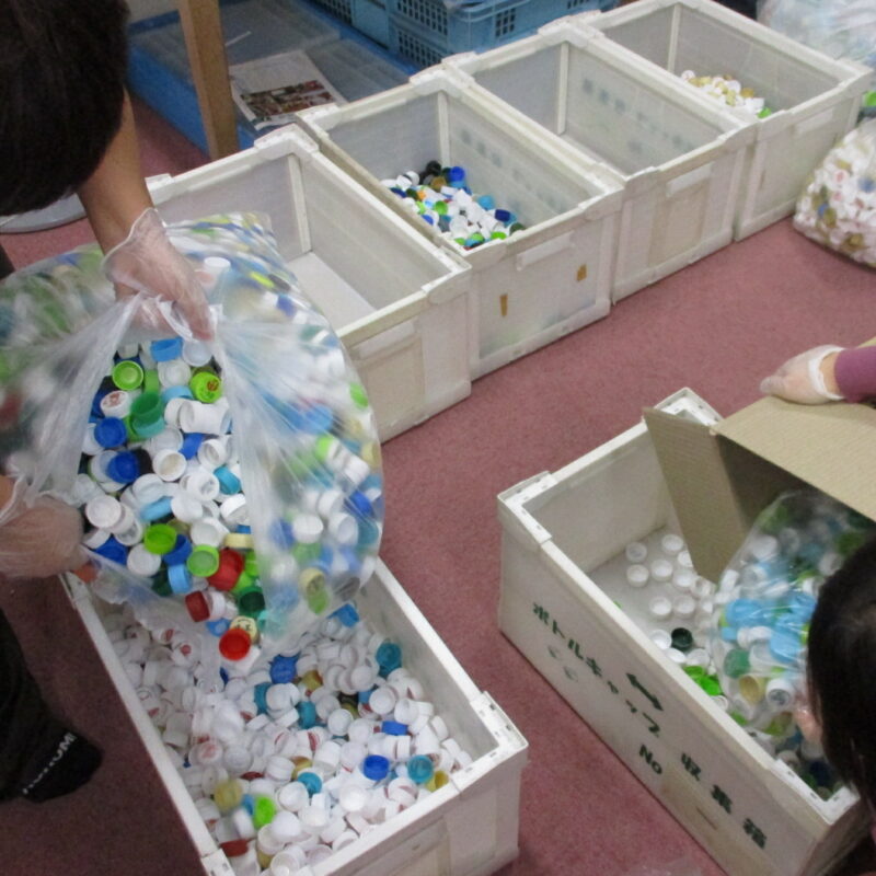 地域生活支援拠点事業「ぷらっと」でエコキャップ活動を行いました。