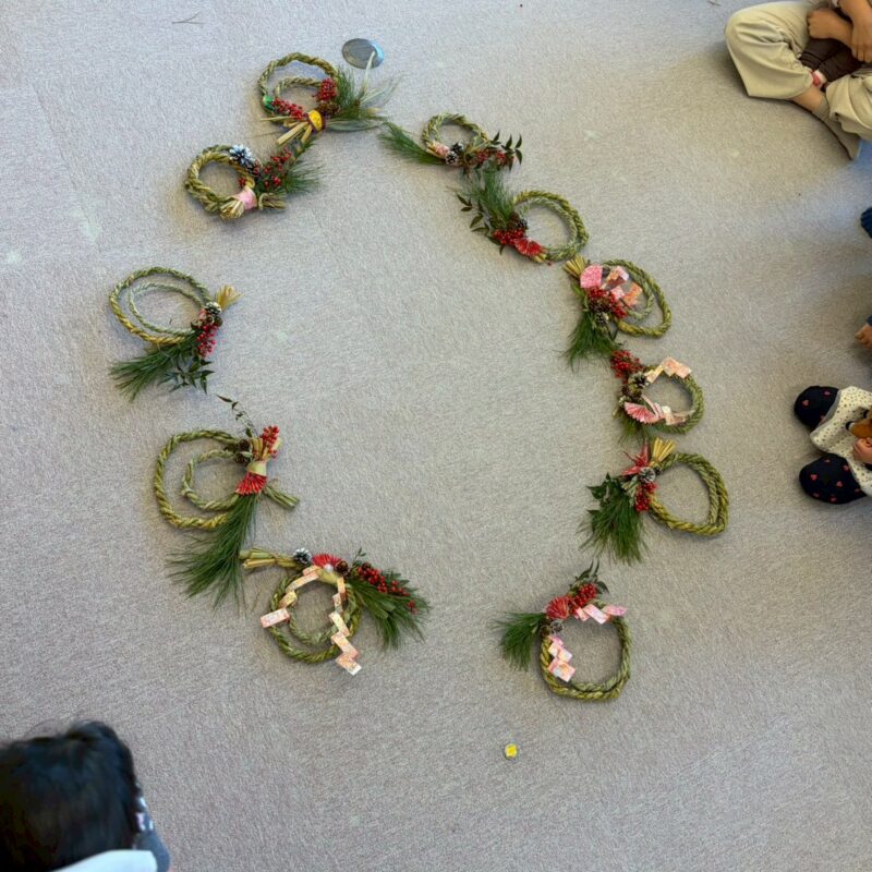 岩村親子遊びの場で正月のしめ縄づくり