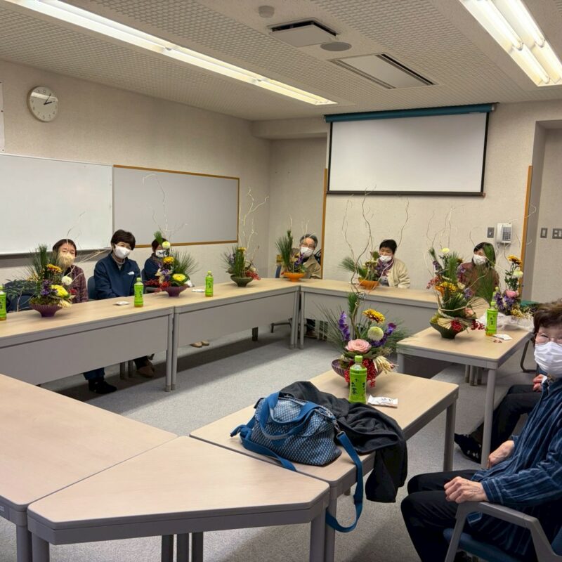 岩村サロンいづみ会でお正月の生け花
