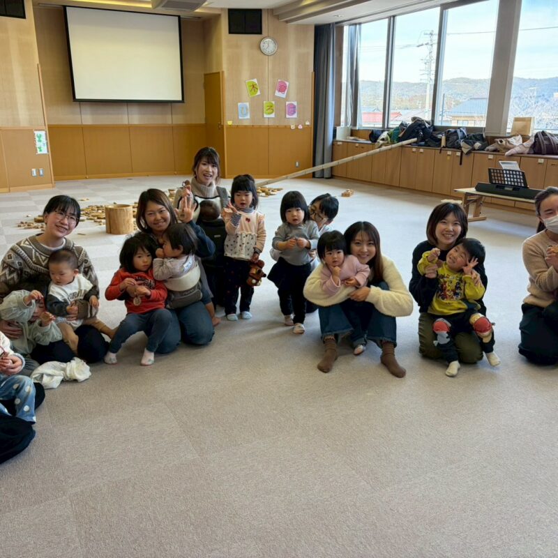 岩村親子遊びの場で木育遊び