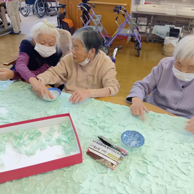 岩村デイサービスで壁飾りづくり