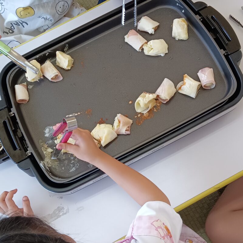 おひさま　小学生クッキング『くるくるハムチーズ巻き』