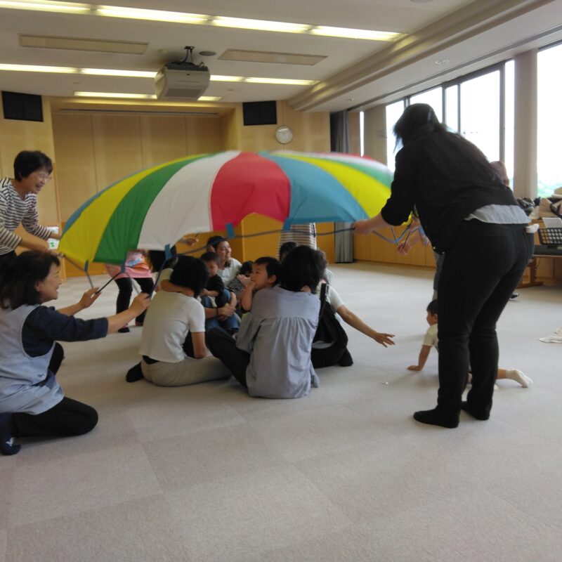 岩村親子遊びの場「おやこ体操」を行いました