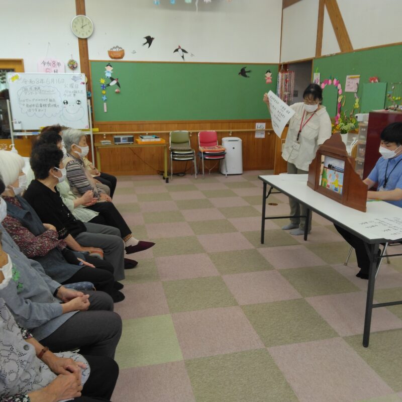 いきいき教室上矢作　紙芝居での読み聞かせ