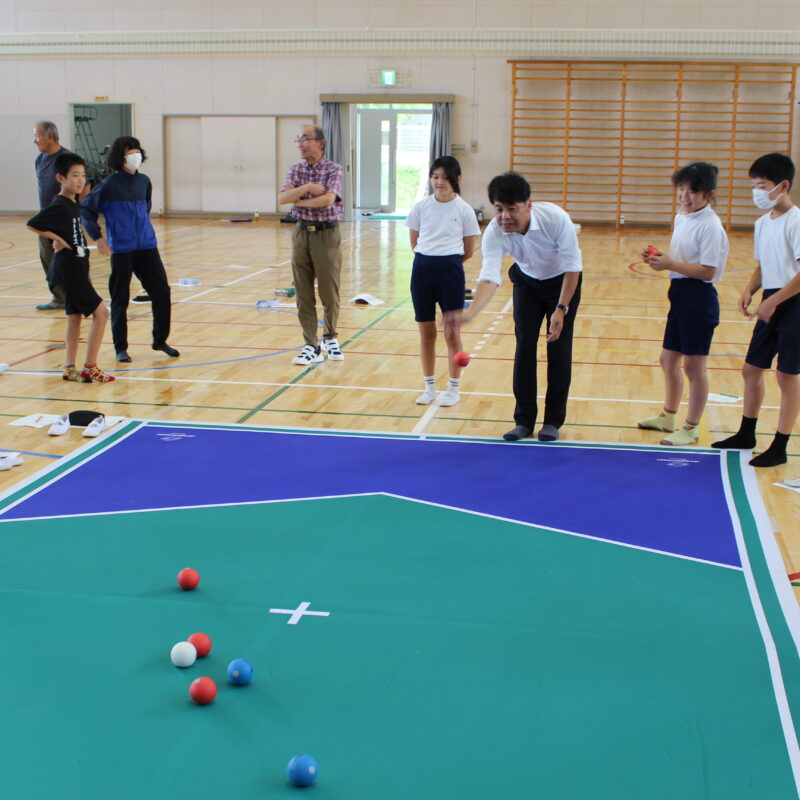 三郷小学校にてボッチャ体験を行いました。