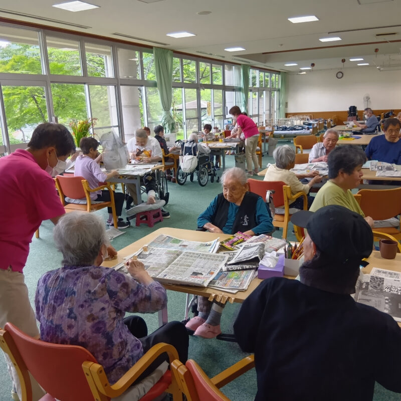 明智デイサービス　新聞紙を使ったレクリエーション
